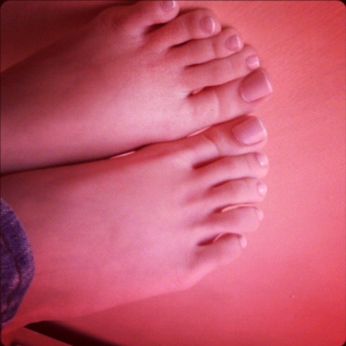 causeitsfun69: These lovely feet belong to this little latina