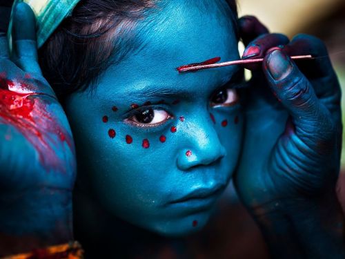 unruly-like-my-hair:      ”Blue makeup and a fierce stare are a young girl&rsqu