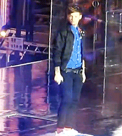 aryanstark:  Louis doing his new favorite dance move 
