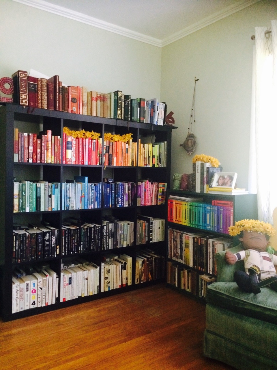 b00kstorebabe:  Last night I color-coded my bookshelf, despite years of decrying