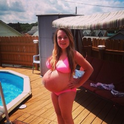 preggogirl:  Pregnant in a bikini