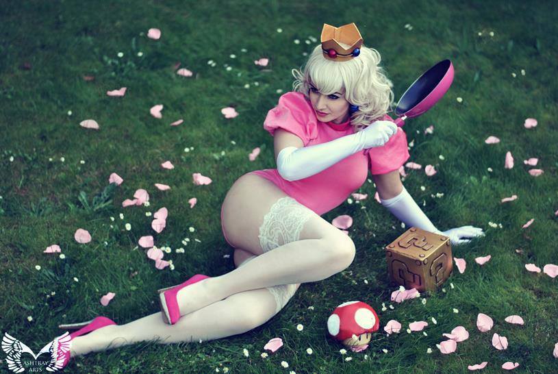 infinitelosersonline:  La Esmeralda as Princess Peach for Ashtray Arts Photography