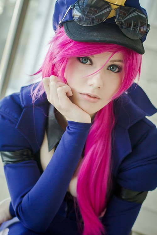 league-of-legends-sexy-girls:  Vi Cosplay