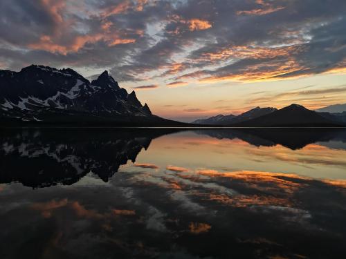 amazinglybeautifulphotography:  Sunset over Amethyst Lake, Alberta, Canada [OC] [3526x2646] - Author: chemicalexa on reddit