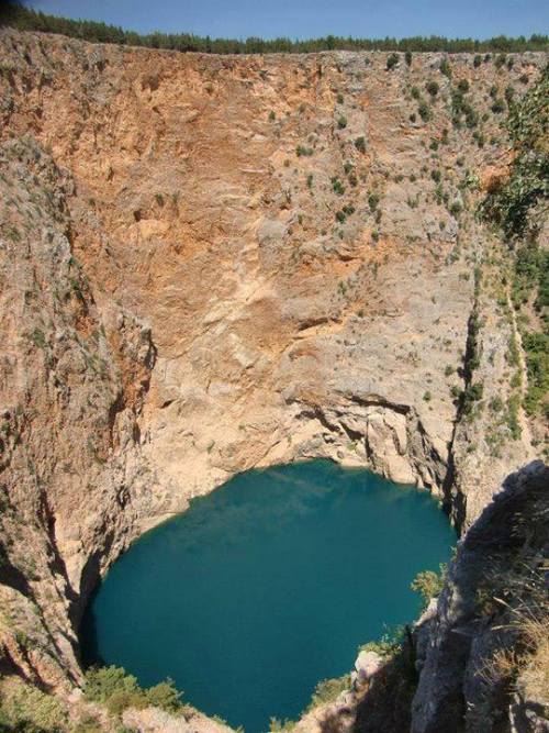 Crveno JerezoCan you believe that the sinkhole you see in this picture is 522m deep? The cliff have 