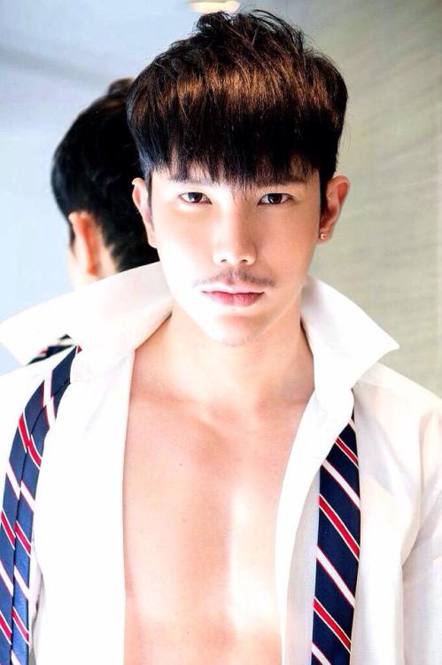 bbbtm13:  Kevin Lee, sexy leanfit Chinese model from Hong Kong. Reblog & follow me for more surprise!