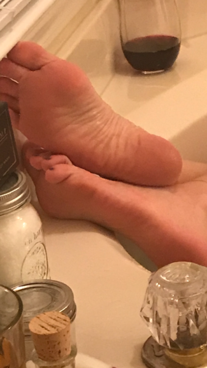 wifesfeet: Bath time soles