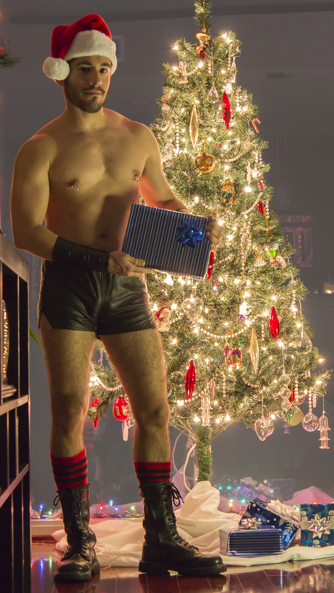 lthrguymx:  have y'all a leatherful holidays and a great 2016! 