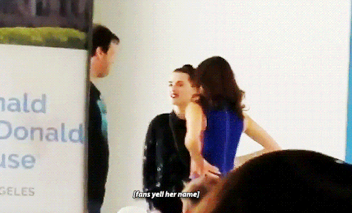 redkrypto:Katie McGrath looking for and waving at fans (x)