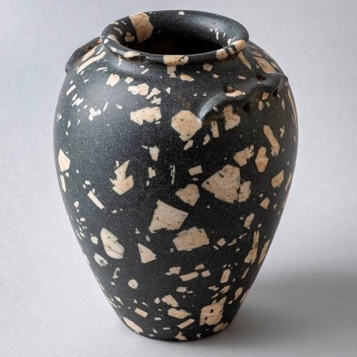 egypt-museum:Ancient Egyptian VaseThis vase was found in a tomb dates to the Old Kingdom (ca. 2686-2