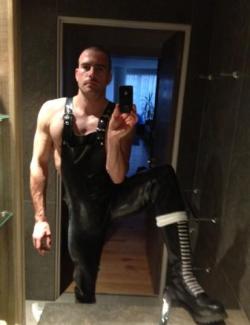 wntyrload:  sweet rubber and boots !!