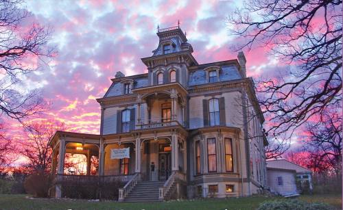 blue-eyed-country-angel:  steampunktendencies: Victorian Houses   A girl can dream…..