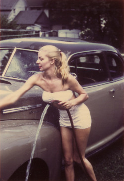 aiiaiiiyo:  Joey Harrison’s mom washing her car, 1953 Check this blog!