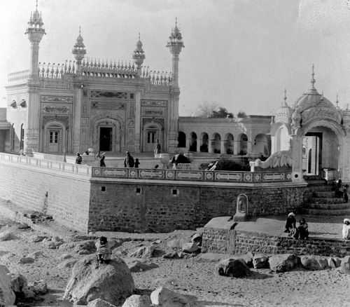 A mosque in Attock in the 1940s. (via dastaanewatan) Follow us on Facebook | Twitter or Submit somet