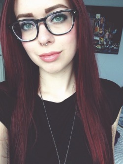 girlswithglasses:    peoplesuck-pizzaisforever,