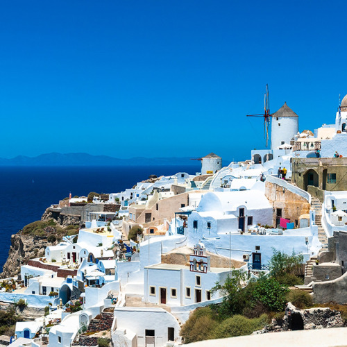 Discover what Greek Summer meansBask in the Mediterranean climate with plenty of sunshine in Greece.