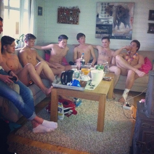 mutualwank:naturistes:Norwegian friends chilling naked that looks fun