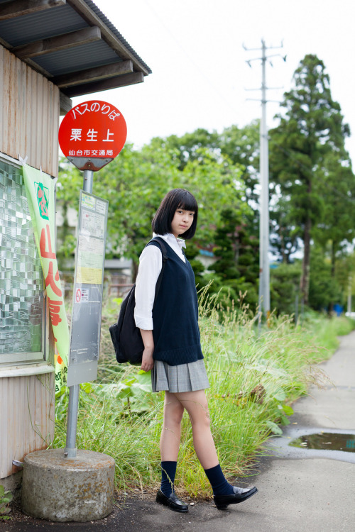 PORTRAIT PHOTO SENDAI / 2015model さきさんバスを待つ。このバス停の雰囲気が好きで何度か行っています。「バス、来ないかな？」って感じで前かがみになった1枚がとても好き。