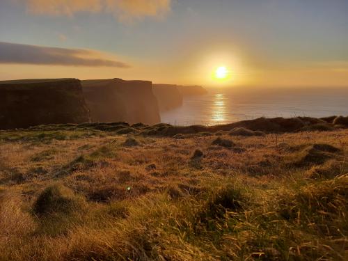 oneshotolive:  [OC][4624x3468] Sunset at Cliffs of Moher, Co. Clare, Ireland 📷: edwinodesseiron 