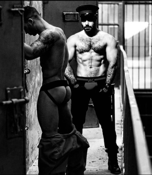 trianglealphadad:  menwhoburnformen:  Minutes away from a rough, lifechanging pounding.  Barry always gets it.   