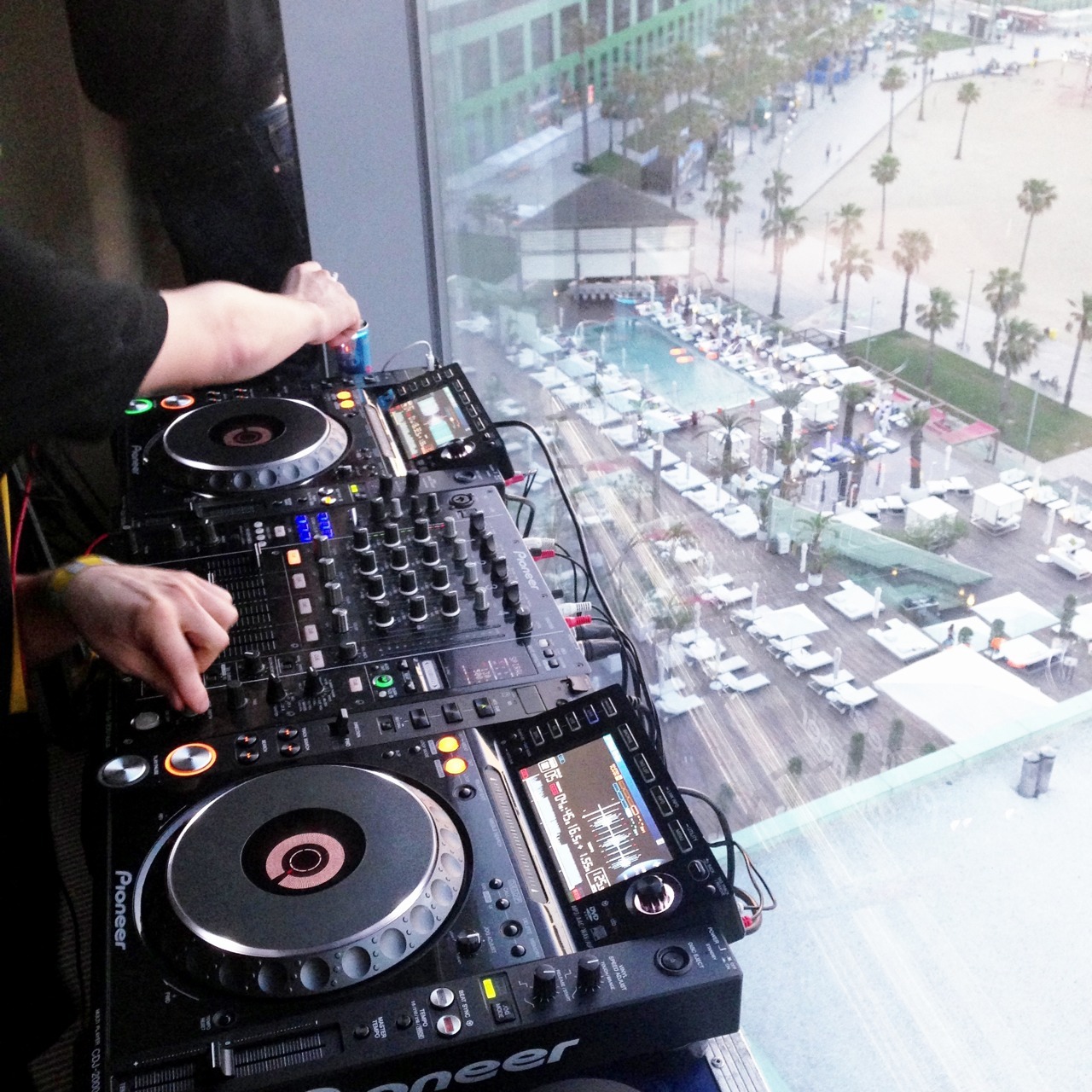 charmaineolivia:  Barcelona  isso me lembra de ser dj em casa qd minha familia esta