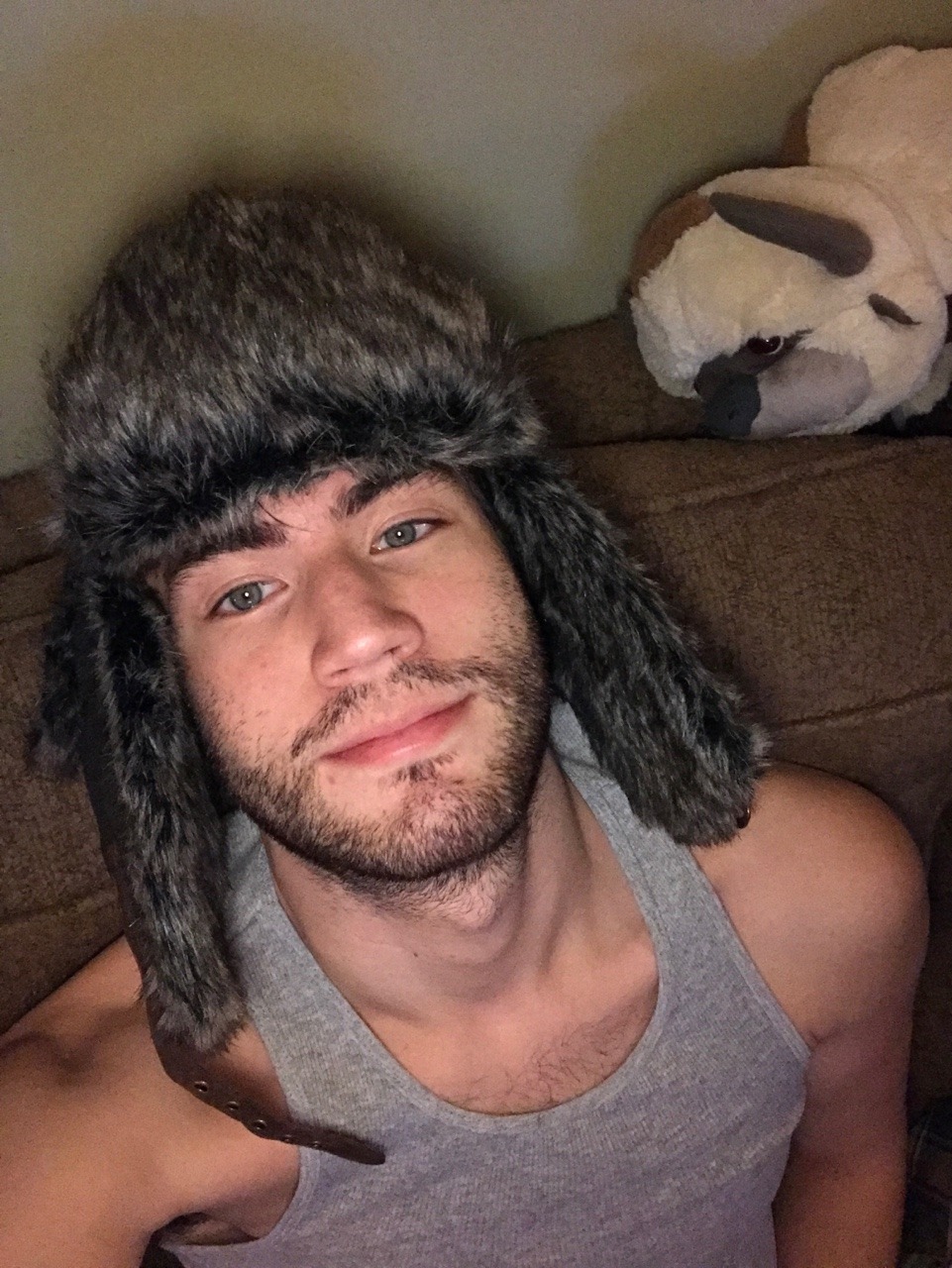 somewhereinthedetails:  New Hat ✌️️☺️  (Guest starring Appa the couch bound