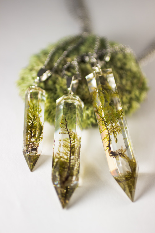 Moss crystal specimen necklaces, available at the link in my bio! 