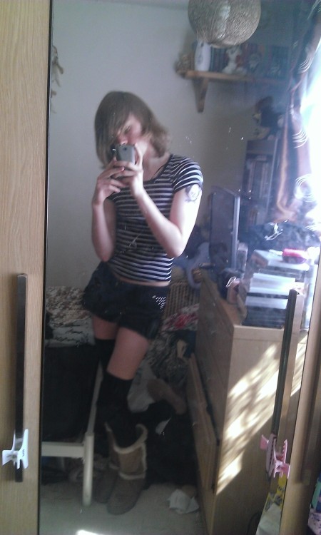 reustheamberwolf:  Rocking my new shorts ;P and thigh high socks ^~^ xoxo  Super nice!!!