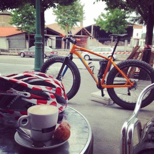 lupradoa: #kingofthecoffeestop #amanchica #ourense #fatboy #fatbike #specialized #coffeeandmilk #ca