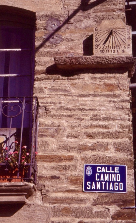 Calle Camino Santiago con reloj de sol, Villafranca del Bierzo, León, 1998.