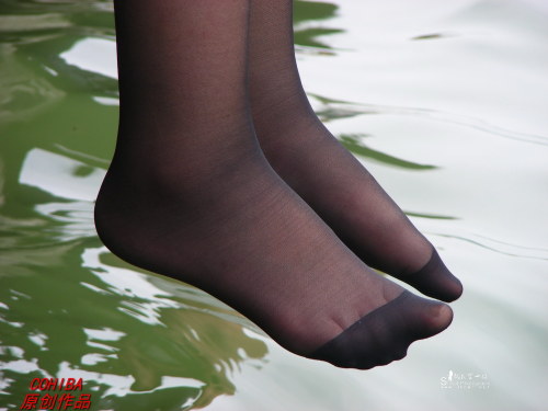 http://tights-details.tumblr.com/post/97830847018