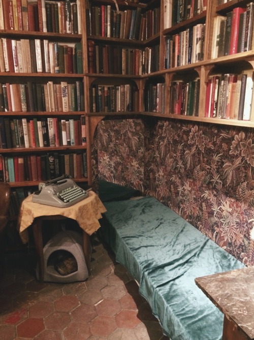 mercurieux:one of the little rooms in shakespeare & company… how perfectly cozy it was, all sort