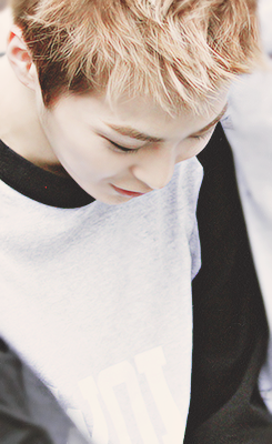 kaiwaiisoo-blog:  Xiumin protecting himself from the rain 