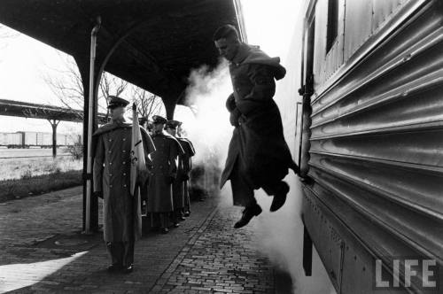 Arriving in Chicago for the Army-Air Force game(Francis Miller. 1963)