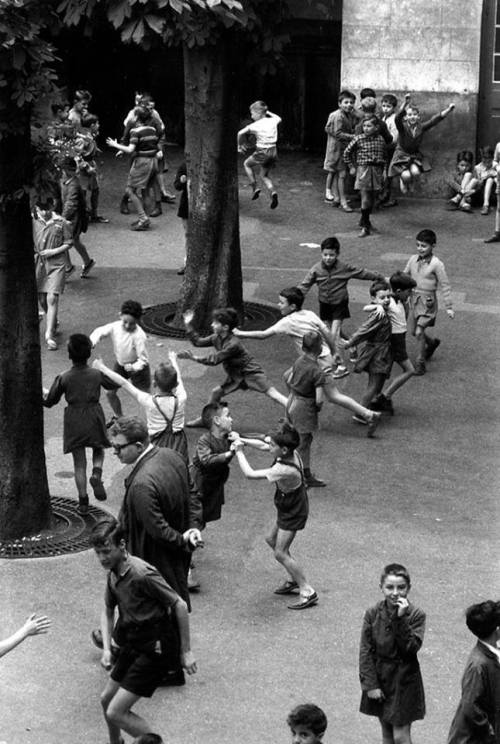 Robert Doisneau (Français, 1912-1994), La cour de récréation, Paris, 1956