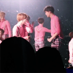essentyeol: Stop flirting on stage you two (｡≖ิ‿≖ิ)