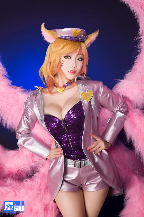 league-of-legends-sexy-girls:  Ahri Cosplay 
