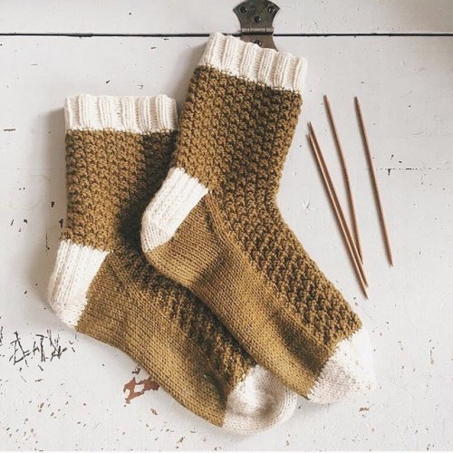 podkins: quinceandco: Loving these socks in Chickadee Honey and Egret shared by @twohandsfull_ ! Not