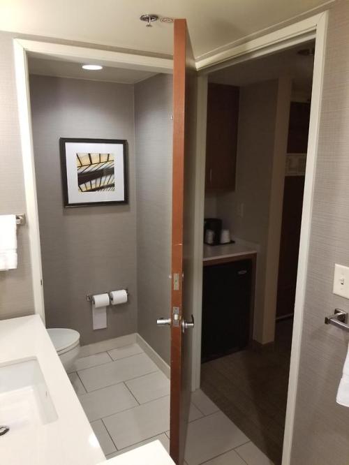 interior-design-home:This door in my hotel bathroom can close off either of 2 doorways.