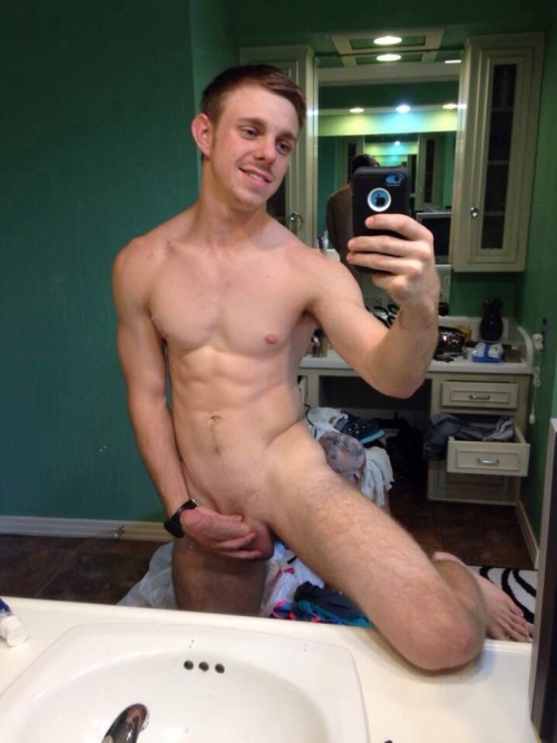 guyswithiphones-nude:  Guys with iPhones adult photos