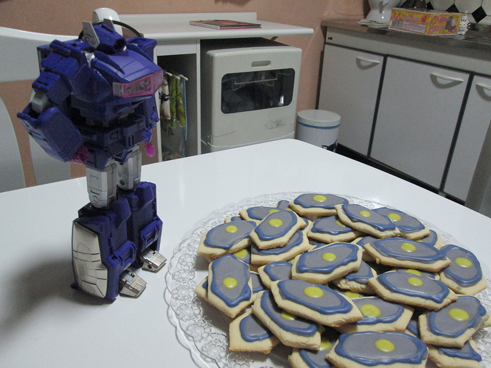 autobrobot:  So, hm…….. I tried to make cookies that resemble Shocks’ face,
