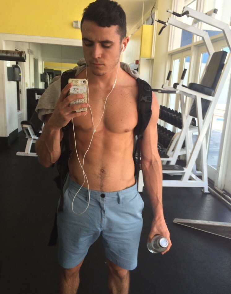 straightguysgaypics:  love seeing this around the gym - submitted by http://abidomain.tumblr.com 