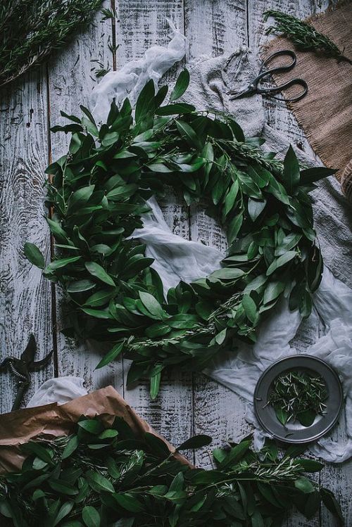 simply-divine-creation:DIY Winter Bay and Rosemary Leaf | Eva Kosmas Flores by Eva Kosmas Flores