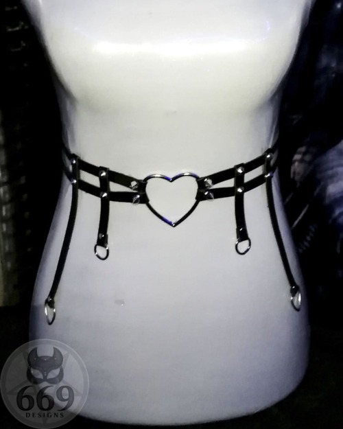 Cinturon estilo ligero con corazones en eco cuero ajustables $7000 Se confeccionan a medida en eco c