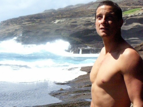 nakedmalecelebs1:  Bear Grylls NAKED  