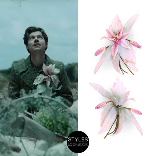 In the Late Night Talking music video, Harry is wearing a Gucci cotton and silk flower brooch pinned