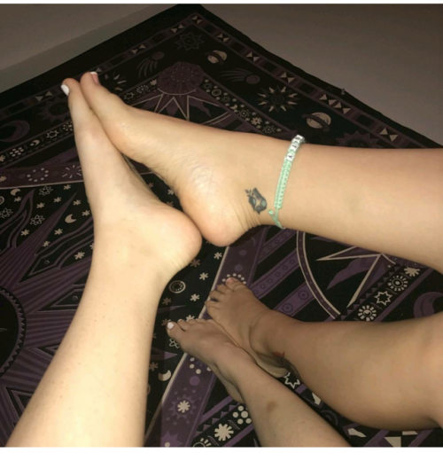 littlefetishfeet: We jus dont love we touch each others soles