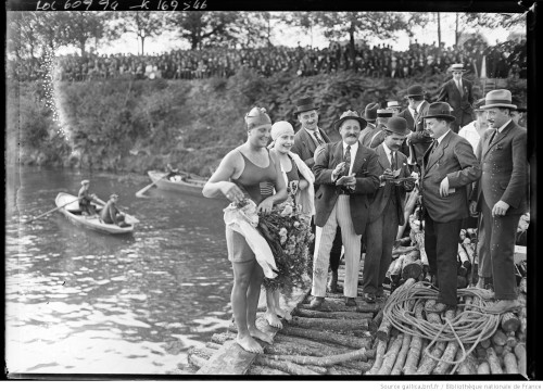 Swimmers at the Île des cygnes in Paris (September 5th,1920):Ethelda Bleibtrey (USA) and Suzanne Wur