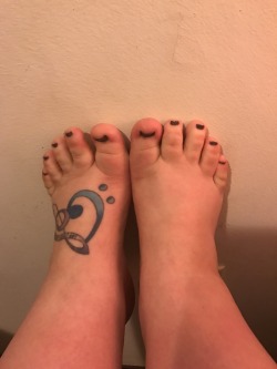 bigxgirlsxlovexsex:  Would there be some interest in feet videos for my manyvids account or pics/gifs on my member’s only blog?  Sexy little feet