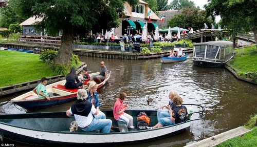 odditiesoflife:A Floating Village with No RoadsThe idyllic village of Giethoorn in the Netherlands h